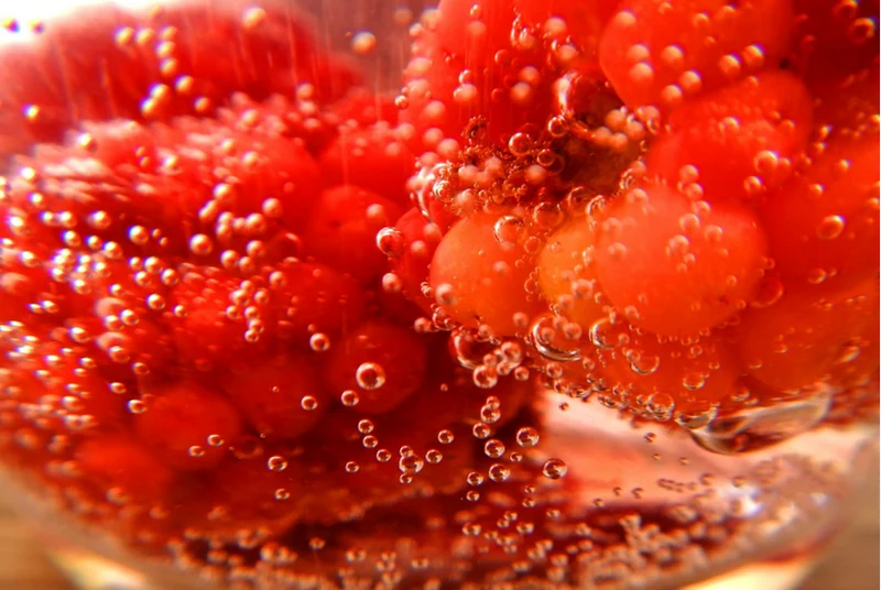 Comment aromatiser son eau pétillante? 5 idées pour varier vos bulles
