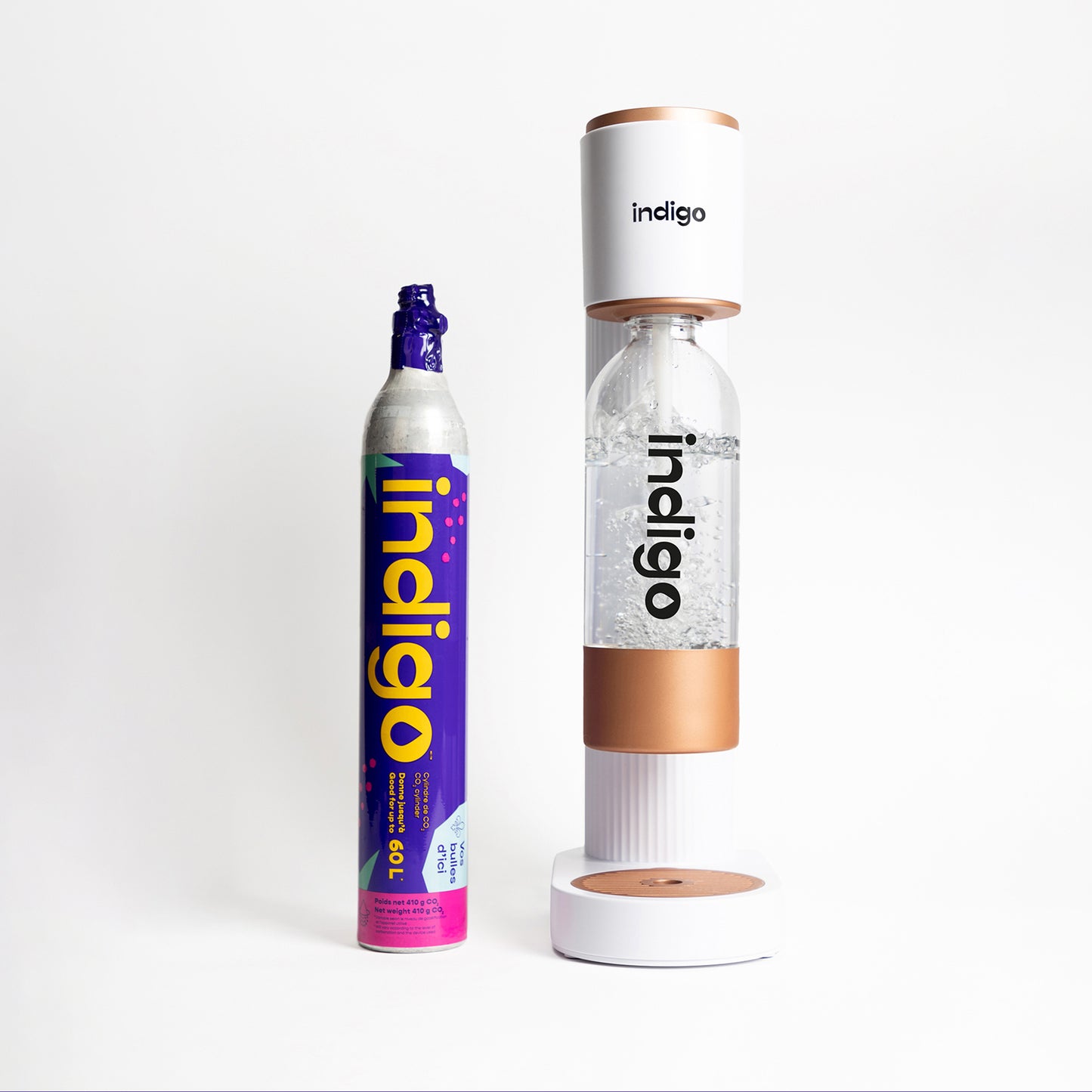 Sparkling water maker with reusable bottle and single cylinder