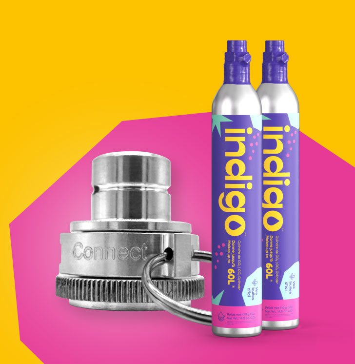 Deux bonbonnes de CO2 Indigo de 60L et un adaptateur Connect sont disposés sur un fond jaune et rose vif.