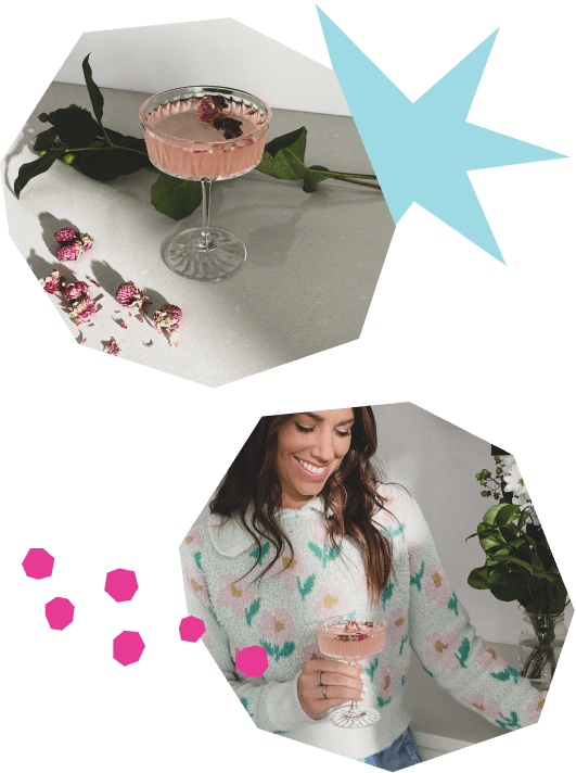 Montage de deux photos. La première est d'un cocktail à l'eau pétillante rose pâle dans une coupe en verre texturé, décorée de pétales de rose séchés. La boisson repose sur une surface blanche, avec une ombre portée qui crée un jeu de lumière. La deuxième est de Jessica Laporte qui porte un chandail vert pâle fleurie. Elle tient le cocktail dans sa main droite.