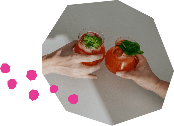 Cocktail Spritz aux fraises, au basilic et à l’eau pétillante