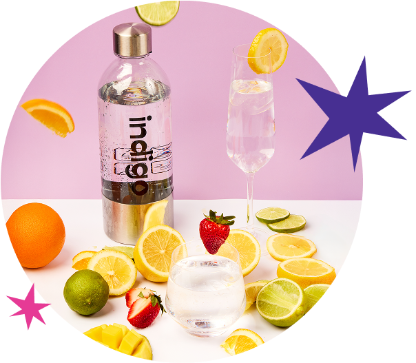 Bouteille réutilisable Indigo Soda, eau pétillante, verres à cocktails, agrumes tranchés, fraises, mangue, fond rose, étoiles violettes et roses, boisson rafraîchissante, solution ecologique et durable, parfaite pour cocktails fruités.