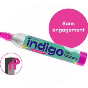 Cylindre de CO₂ de marque Indigo avec embout rose vif, étiquetée “Easy Connect”, placée sur un fond blanc avec un cercle rose portant la mention “Sans engagement”. Un pictogramme rose dans le coin inférieur gauche illustre la compatibilité avec le système de Quick Connect de SodaStream.